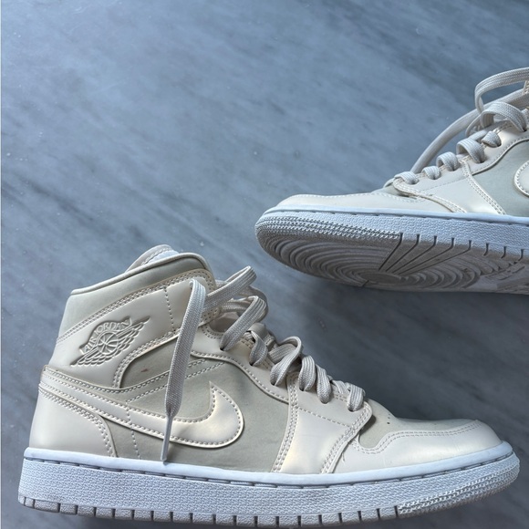 Women's Air Jordan 1 Mid SE Goose Feather Yellow WMNS CK6587-200 Size 8.5 - Picture 5 of 7